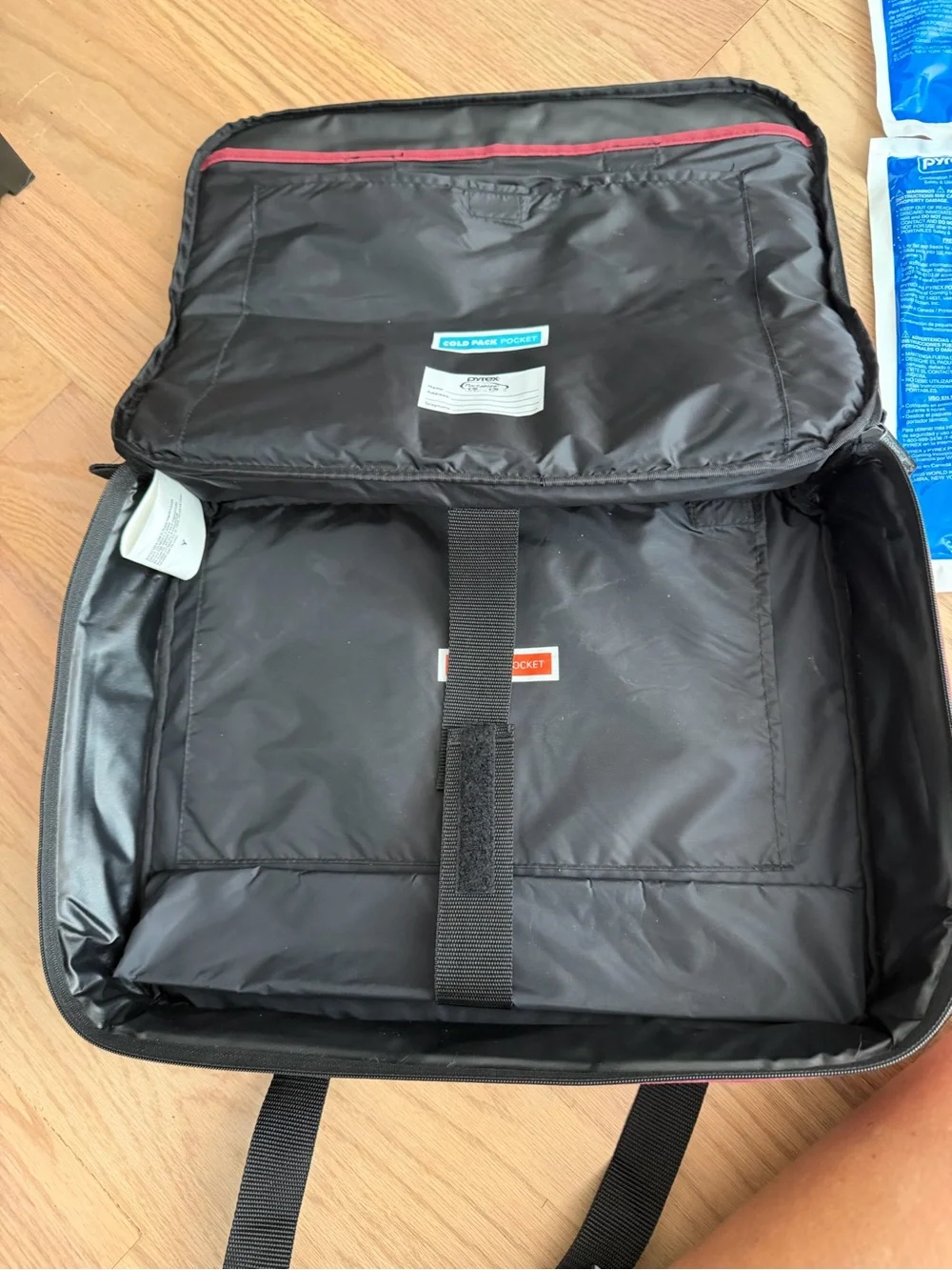 Pyrex Insulated carry Bag with Pyrex, lid, carry case and cold/heat packs
